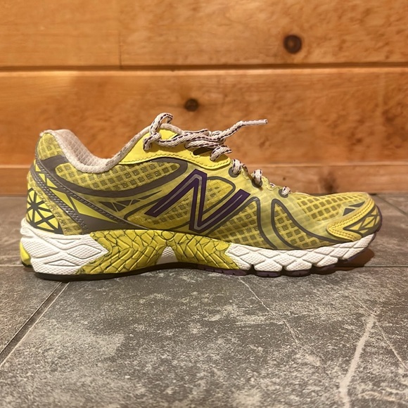 New Balance women’s 870 V3 running shoes yellow and purple - Picture 6 of 8
